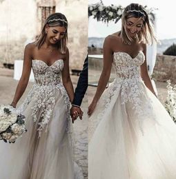 White Bohemian A Line Wedding Dresses Strapless Sleeveless Tulle Lace Applique Crystal Wedding Gowns Sweep Train robe de mariée