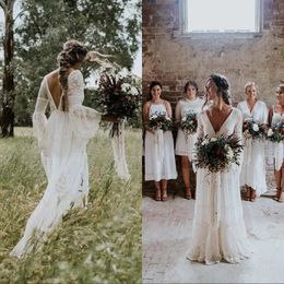 Bescheidene, lange Ärmel, böhmische Brautkleider, rückenfrei, V-Ausschnitt, A-Linie, Hofschleppe, Spitze, Brautkleider für Boho-Landgarten-Hochzeiten 240i