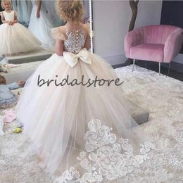 Cute Ball Gown Flower Girls Dresses With Appliques Jewel Neck Short Sleeve Button Back Big Bow Girls Pageant Party Gowns 2020 Kids Wedding