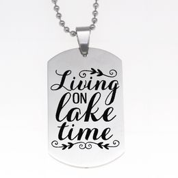 -Venta al por mayor 8 unids / lote Living On Lake Time Charm Colgante collar Dog Tag Collar de acero inoxidable amante regalo de la joyería