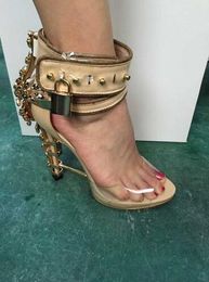 Vendita calda-Nuovi tacchi alti in metallo ricoperto di cristallo Rihanna che indossa scarpe Sandali con strass Lucchetto Sandali con ordito alla caviglia Scarpe da donna in PVC