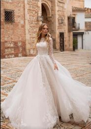 2020 Modest Long Sleeves Lace A Line Wedding Dresses Tulle Lace Applique Court Train Wedding Bridal Gowns With Buttons robe de mariée