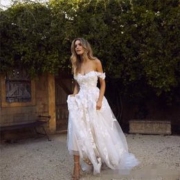 Elegant Off the Shoulder Beach Wedding Dresses with 3D Floral Applique 2019 Tulle Sweep Train Garden Custom Wedding Gown vestido d300g