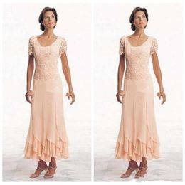 2020 Ny ankomst Moder av bruden Klänningar Rosa Kortärmad Chiffon Ruched Plus Size Party Dress Formell Bröllop Gästmoder Klänningar