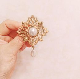 Fashion- new shelves Europe and America Baroque golden pearls water drops daisy leaves branches tulips bouquets brooch pin accessories women