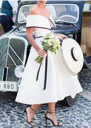 Vestidos de novia cortos hasta el té vintage con hombros descubiertos Vestidos de novia de corte A en blanco y negro de los años 50 Vestido de novia informal