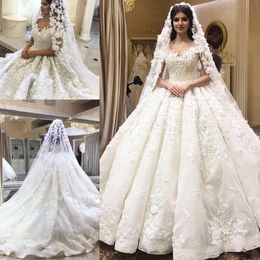 Dubai Ball Gown Bröllopsklänningar Sweetheart Fluffy Tåg Tulle Lace Blommor Appliques Beaded Luxury Formal Bridal Gowns