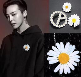 GD Jewelry White Daisies Brooch Cute Chrysanthemum Flower Round Enamel Pin Denim Jackets Badge For Clothes Lapel Pins GD139