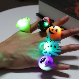 Halloween Pumpkin Luminou Finger Ring Halloween Bat Ghost Funny Plastic Rings Skull Toy Party Favour Gift Halloween Prop Supplies DBC VT0845