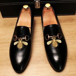 Echtes Leder Herren Schuhe Herren Oxfords Stickerei Bienen Business Kleid Schuh für Männer schwarz weiß Bräutigam Schuhe Hochzeit Party Schuhe Echtes Leder Herren Schuhe Herren Oxfords Stickerei Bienen Business Kleid Schuh für Männer schwarz weiß Bräutigam Schuhe Hochzeit Party Schuhe