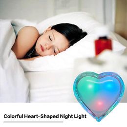 Herzförmige Wandleuchte Plug-in Bunte Nachtlicht mit automatischer Dämmerung zum Dawn-Sensor für Kinder und Mädchen Jungen Schlafzimmer