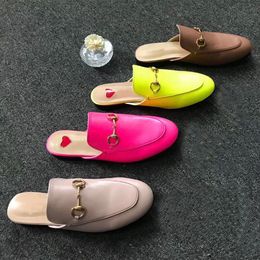 Sommer Männer Strand Hausschuhe Klassische Designer Lazy Flat Baotou Flip Flops 100% Leder Dame Slides Wildleder Brief Frauen Schuhe Rindsleder Metall Herren Sandalen Große Größe 34-42-46