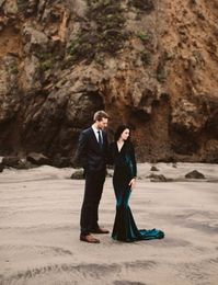 Vintage Dark Green Velvet Mermaid Wedding Dresses With Long Sleeves V Neck Plus Size Sweep Train Modern Bridal Party Gowns For Bea323S