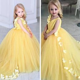 2019 New V Neck Yellow Flower Girls Dresses Ball Gown 3D Hand Made Flower Kids Party Gowns Custom Communion Gowns