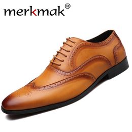 Merkmak Retro Bullock Design Men Business Formal Shoes Classic Pointed Toe Leather Shoes Men Oxford Dress Shoes Big Size 38-48