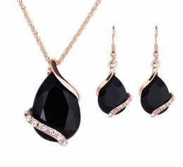 Set di collane di orecchini di cristallo nero Set di gioielli di colore oro per donne Set di gioielli di gioielli di design geometrico 2PCS
