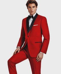 costume noir cravate rouge