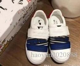 marche di scarpe ragazzo