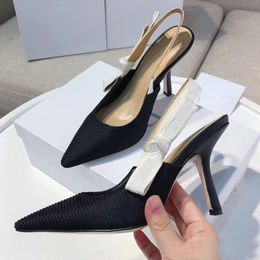 tacones altos de punta fina