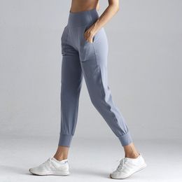 Опт Наряды йоги Высокая талия тренировки спортивные пробежки брюки женские обнаженные-чувствующие ткани фитнес-спортивные штаны с двумя боковыми карманами для