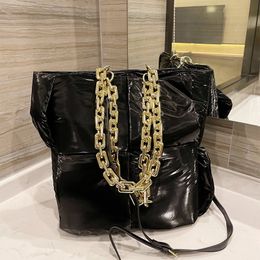 black drawstring handbolsa