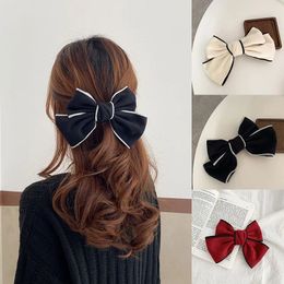 Pelo De Niña Coreana Con Cabello De Seda Con Lazo Con Una El Pelo De Niña Coreana Con Cabello De Seda Con Lazo Con Una El