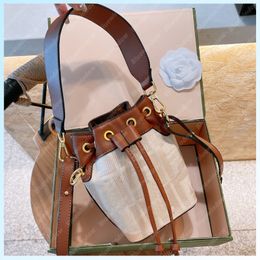 mon tresor mini leather bucket bolsa