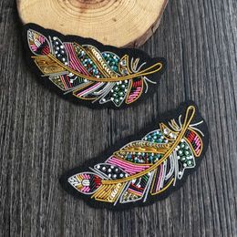 Pendientes De Plumas Largas De Cuerda Tejida De La Nación De Pendientes De Plumas Largas De Cuerda Tejida De La Nación De