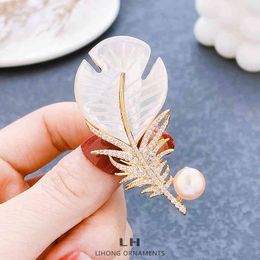 Brooch Pin Pearl Drop Oil Needle Anti-Lighting Silk Scarf Buckle Coat Western Ornament Badge Gift Brooch Pin Pearl Drop Oil Needle Anti-Lighting Silk Scarf Buckle Coat Western Ornament Badge Gift