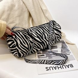 white fendi handbolsa