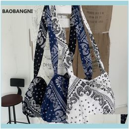 sling bolsas with scarf