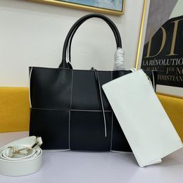 black drawstring handbolsa