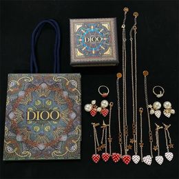 1 par de aretes con forma de guitarra de zircon regalos creativos de San Valentín para mujer 1 par de aretes con forma de guitarra de zircon regalos creativos de San Valentín para mujer