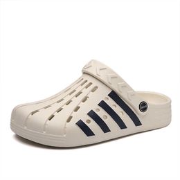 Adidas lanza zuecos para darle batalla a Crocs