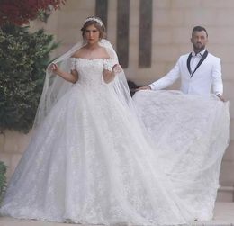Glamorous dentelle robe de bal robes de mariée à lacets Off,épaule cathédrale train Dubaï robes princesse manches blanc ivoire plus la taille