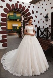 2018 Glamorous Lace Appliques A,ligne Robes De Mariée Princesse Romantique Manches Courtes Train Chapelle Robe De Mariée Robe De Mariage