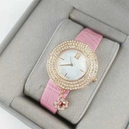 28% OFF montre Montre Femme Cleef Trois points Quartz Top Luxe Arpels Ceinture en cuir diamant dame accessoires Forme de trèfle à quatre feuilles Mode VAN