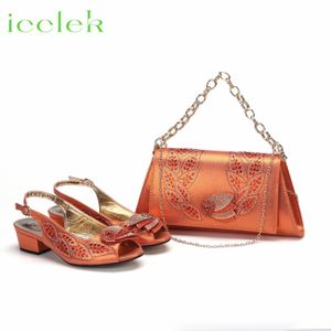 285 Sandales Robe orange pour femmes Pumps de mariage Posses de mariage basses de conception de chaussures et de sacs Set 230822 C