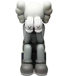28cm 09kg Originalfake Kaws Companion Doll Position assise Figure avec boîte d'origine KAWS Figure de figure décorations Modèles Gift An3801293