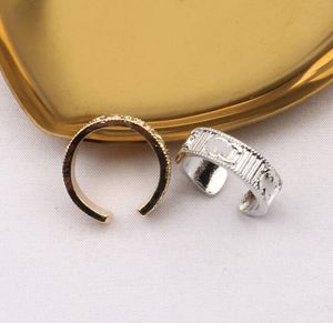 2Color 18K Gold PLated Brand Letter Bandringen voor mannen Women Stripe Vintage carving modeontwerper Crystal Ring Metal Jewelry Cadeau