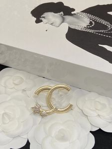 2 kleuren modemerkontwerper populaire letters broches neutrale vintage pak pin bruiloft cadeau met doos