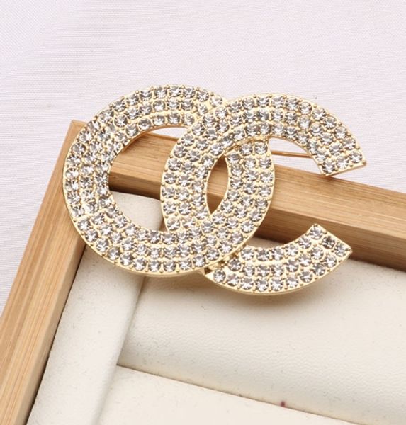 2color Gold Silver Broches Luxury Designer Letters Broches Famosos Pins de doble letra Tassel Pearl Dinestone Pin Accesorios de joyería agradable