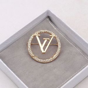 2Color Coréen Luxury Brand Designer V Lettre Broches Small Sweet Wind Brooch Cost Pin Crystal Fashion Jewelry Accessorie Wedding Party