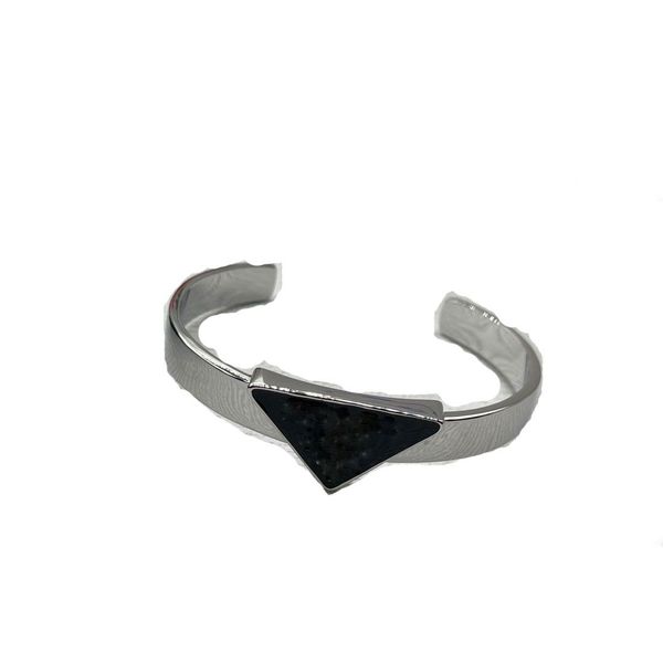 2français haut de gamme luxe léger tempérament triangle inversé bracelet ouvert sens du design haut de gamme personnalité de grande valeur bracelets en argent simples et polyvalents pour w