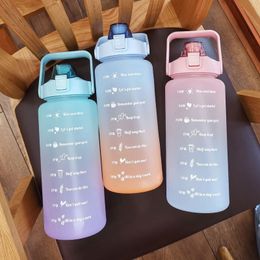 2L grande capacité bouteille d'eau tasse de paille dégradé couleur tasses d'eau en plastique avec marqueur de temps bouteille de sport de remise en forme en plein air CX220425