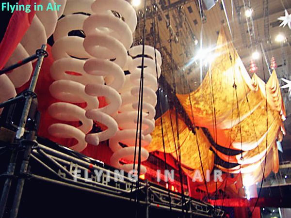 2m / 3m Concert Stage Décoratif Personnalisé Suspendu Twisty Gonflable Spirale Hélice Blanc Ruban Ballon Pour La Décoration De Festival De Musique