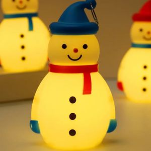 2 stks meisje draagbare nieuwe nachtlampje led, kerstversiering ornamenten, lichtgevende sneeuwpop hanger arrangement rekwisieten
