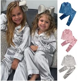 2 stks baby Baby Boy Girl Pyjamas Silk Satin Top Pant Long Sleeve Solid Button-Down Pyjamas Satijnen Set Nightugown Child Sleepwear 240410