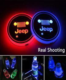 2 stks LED -autobekhouder Lichten 7 kleuren Veranderend USB -oplaadmat Luminescent Cup Pad LED Interieur Atmosfeer Lamp voor Jeep Face5746860