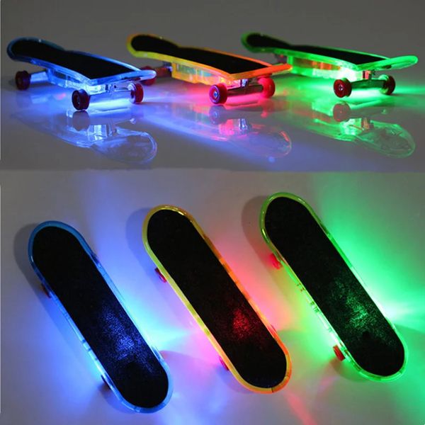 2pcs LED Light Mini Alloyoard Fingerboard Professional Fingerboard Basic Dingerboars Grosted Skateboards Toy pour l'enfant 240408